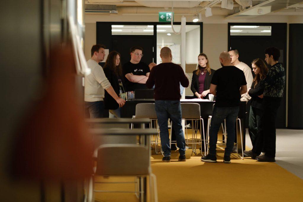 Coworking Jyvaskyla Crazy Town Crazy Campus opiskelijat kuuntelemassa tehtävänantoa mentorilta